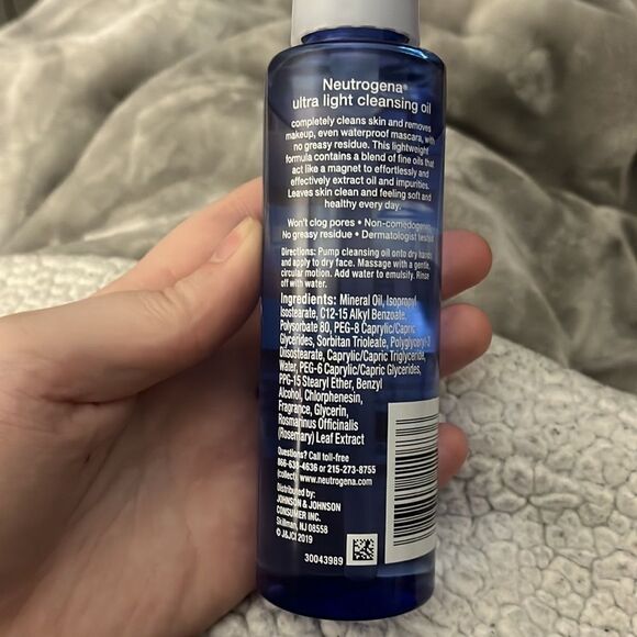 Neutrogena NEW Ultra Light Facial Cleansing Oil & Makeup Remover - Picture 3 of 3